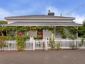 Red Door Retreat - Nelson Holiday Home